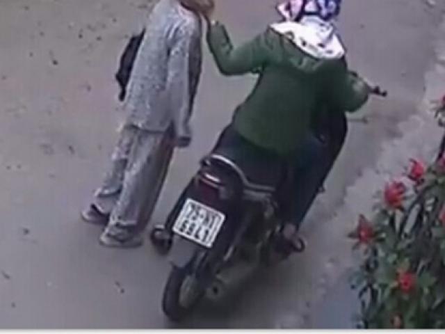 Tin tức trong ngày - Xôn xao clip cụ bà bị “thôi miên” lột tiền giữa đường