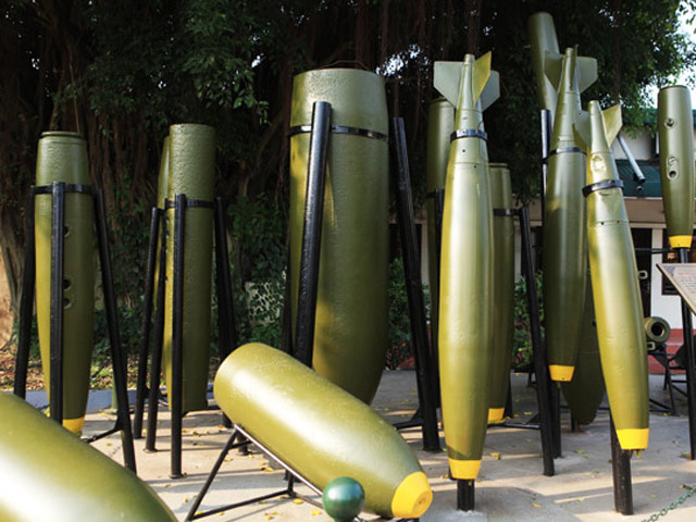 Tin tức trong ngày - Ảnh: Cận cảnh "rừng bom" giữa trung tâm Thủ đô