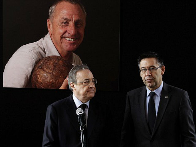 Chủ tịch Real đích thân đến Nou Camp “viếng” Cruyff