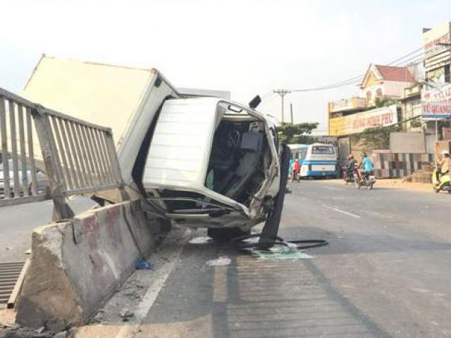 Tai nạn giao thông - Xe tải lật, mẹ thều thào nhờ cứu hai con