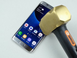 Thời trang Hi-tech - Video tra tấn Galaxy S7 Edge dã man bằng dao, búa