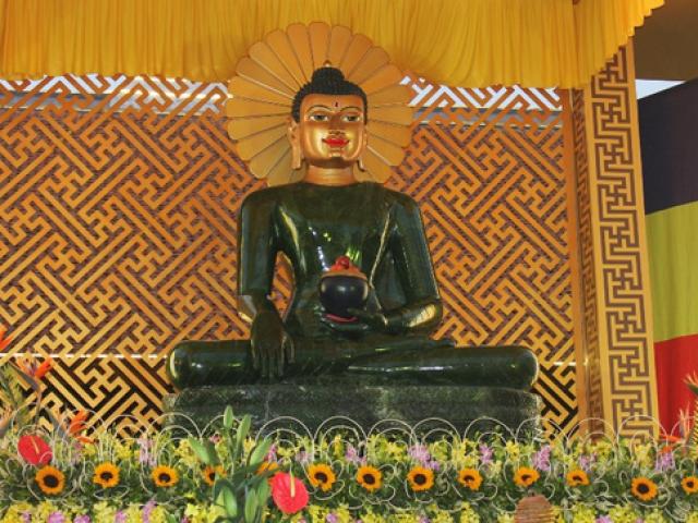 Tin tức trong ngày - Tượng Phật ngọc lớn nhất thế giới đến Quảng Bình