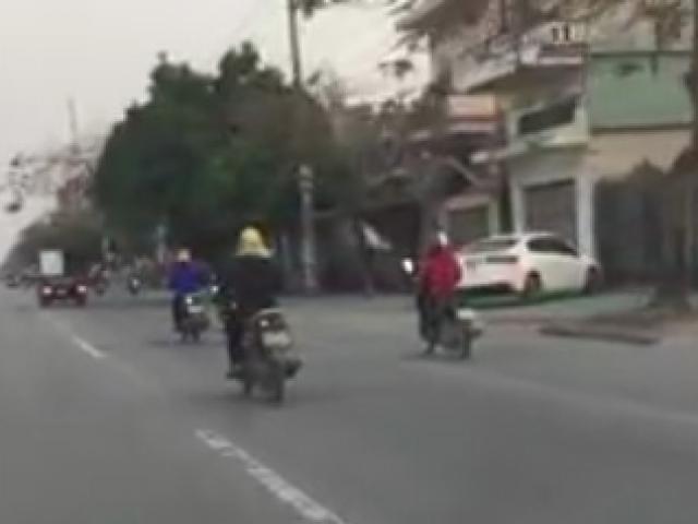 Tin tức trong ngày - Hải Phòng: Người đi xe máy đồng loạt bật xi-nhan một cách kỳ lạ