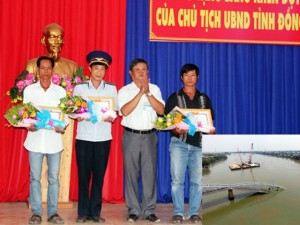 Tin tức trong ngày - Vụ cầu Ghềnh: Thưởng 2 &quot;người hùng&quot; ngăn thảm họa đường sắt