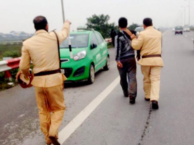 Pháp luật - Dừng đèn đỏ, tài xế taxi lao ra đường hô "cướp, cướp"