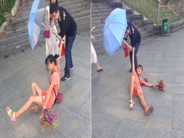 Bạn trẻ - Cuộc sống - Cô gái bán hoa câu kéo, ăn vạ khách ngay giữa phố