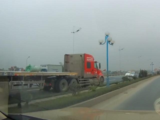 Xe container phóng ngược chiều như “điên“ tại Hà Nội