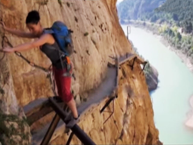 Du lịch - Thót tim trên con đường đi bộ nguy hiểm nhất thế giới