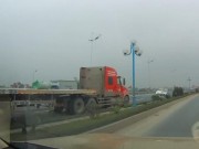 Tin tức trong ngày - Xe container phóng ngược chiều như &quot;điên&quot; tại Hà Nội