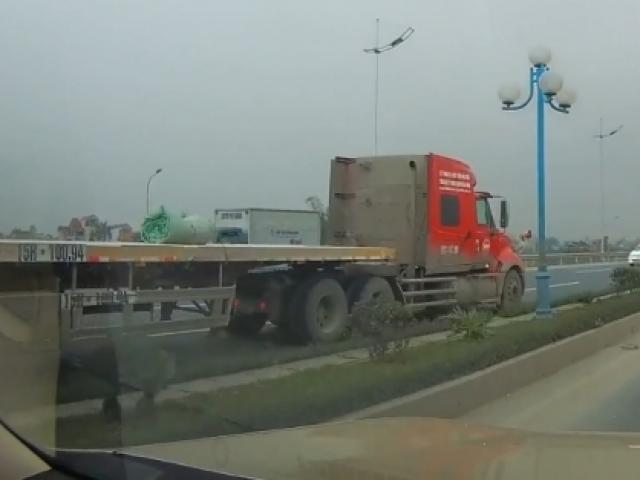 Tin tức trong ngày - Truy tìm container phóng ngược chiều như &quot;điên&quot; tại HN