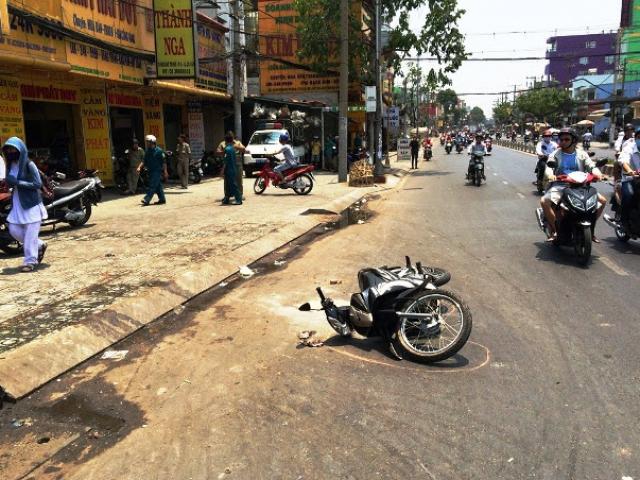 Pháp luật - Hai nữ sinh viên bị tạt axit giữa phố ở Sài Gòn