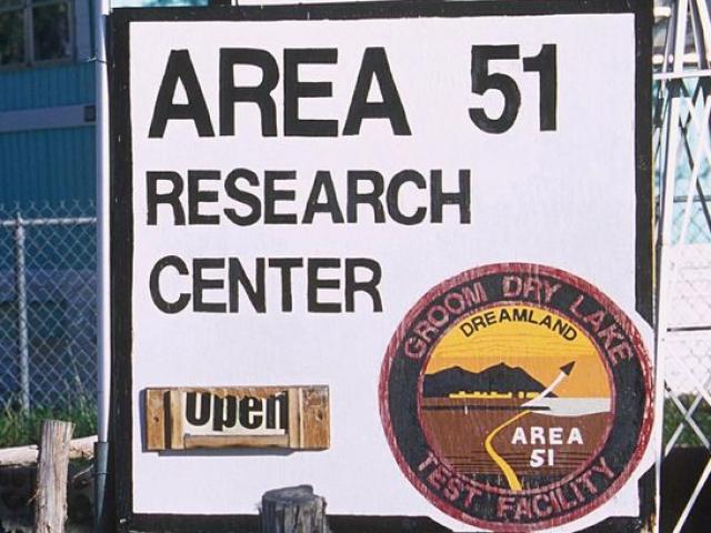 Thế giới - 7 khả năng về khu "giam người ngoài hành tinh" ở Mỹ