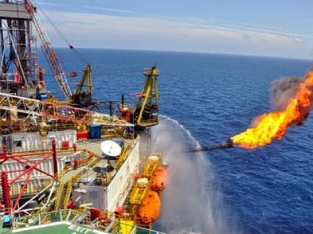 Kinh doanh - Giá dầu tụt dốc, thu ngân sách từ dầu thô "hụt" 50%