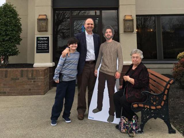 Bạn trẻ - Cuộc sống - Chàng du học sinh xa nhà và món quà bất ngờ cho gia đình