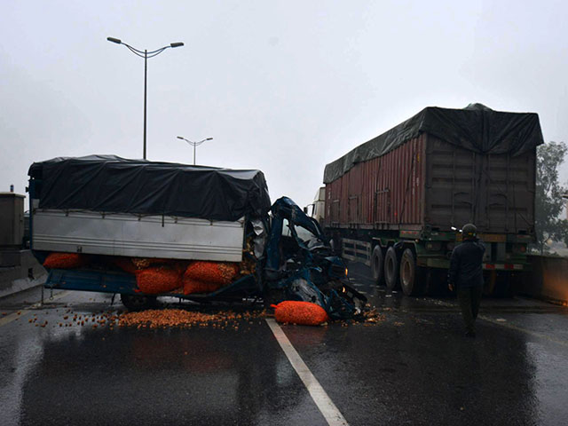 Tin tức trong ngày - HN: Xe tải lao vào container đang đỗ trên đường trên cao