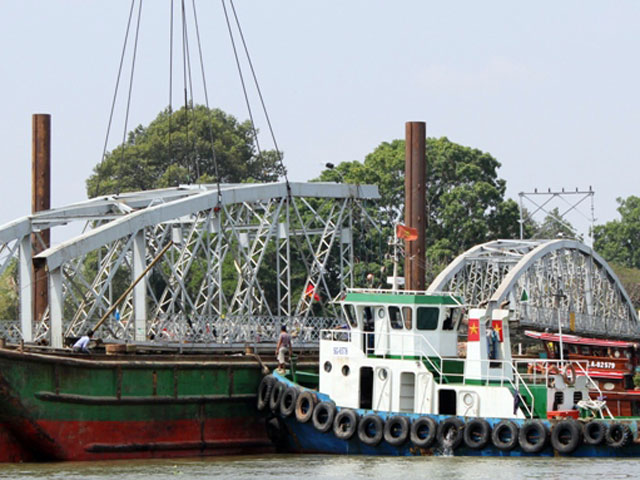 Tin tức trong ngày - Vụ sập cầu Ghềnh: Trục vớt thành công nhịp cầu trăm tuổi