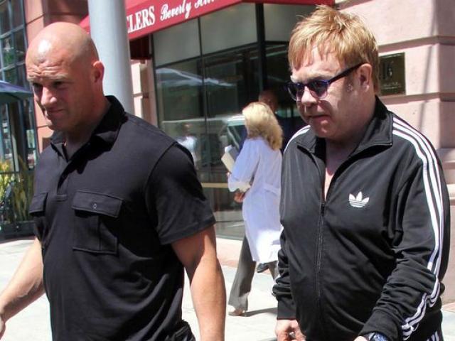Ca nhạc - MTV - Elton John "chi đậm" để thắng kiện quấy rối tình dục