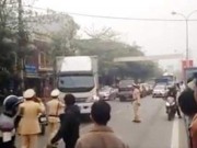 Video An ninh - Clip: Xe tải điên cuồng bỏ chạy giữa vòng vây CSGT