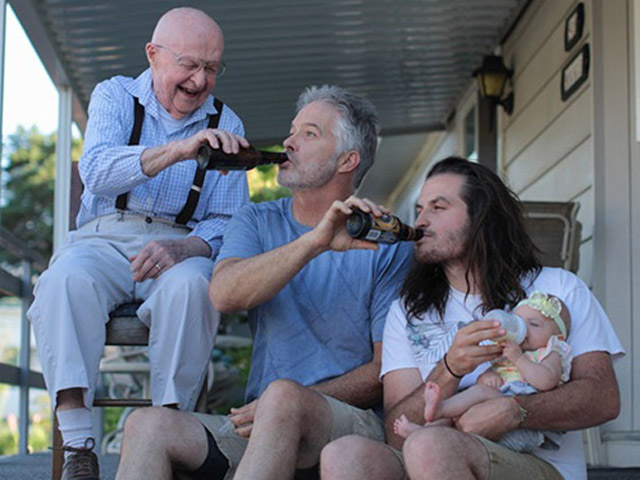 Bạn trẻ - Cuộc sống - Gia đình nhiều thế hệ "thu bé" vừa bằng một bức ảnh