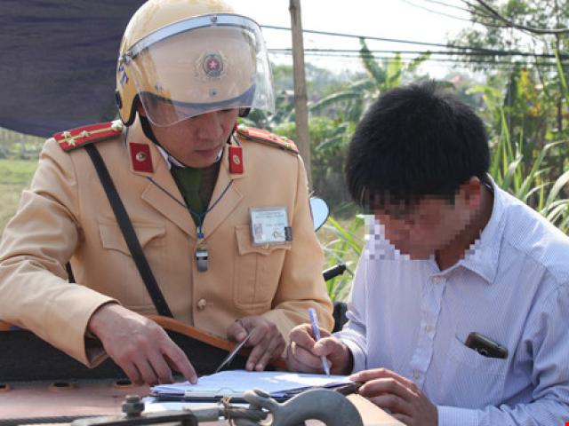 Tin tức trong ngày - CSGT hóa trang xử lý xe khách nhồi nhét người dân