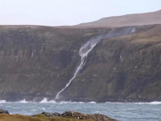 Thế giới - Kỳ lạ thác nước chảy ngược lên trời