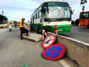 Tin tức trong ngày - Xe buýt tông vào dải phân cách, hành khách khóc thét