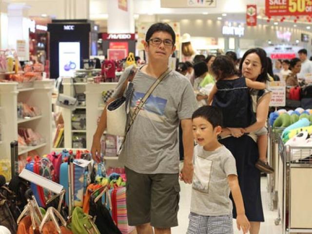 Thị trường - Tiêu dùng - Tết Dương lịch: Hàng giảm giá "ngáp gió", khu giải trí chật kín