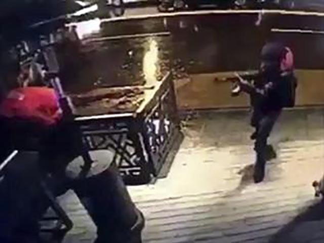 Video: Kẻ tấn công hộp đêm Istanbul xả súng bắn đám đông