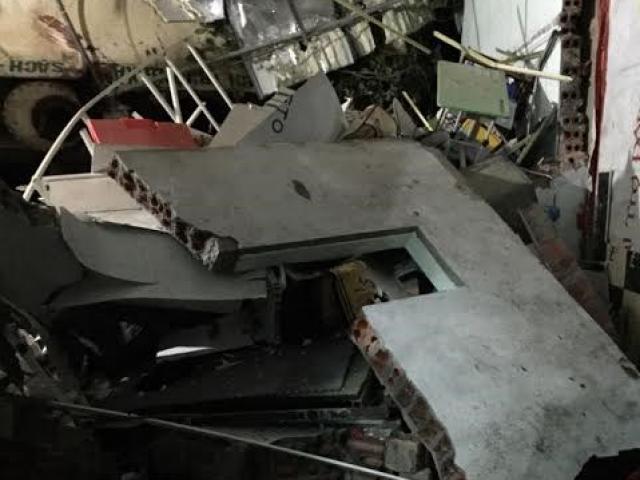 Tin tức trong ngày - Kinh hãi khi phát hiện nhà mình bị xe bồn san phẳng