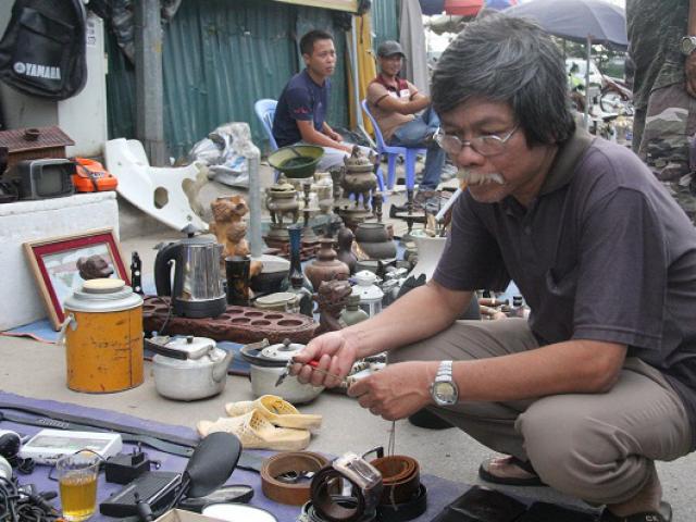 Tin tức trong ngày - Ngày đầu năm, hàng trăm người đi chợ "lục lọi" kỷ niệm