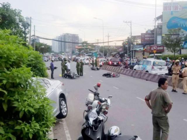Tin tức trong ngày - Xe máy nằm la liệt trên đường sau cú tông kinh hoàng của ô tô "điên"