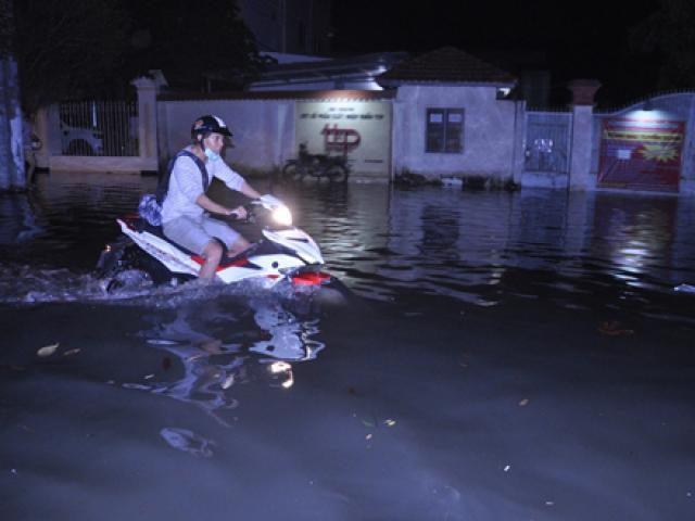 Tin tức trong ngày - "Lũ" tràn về bất ngờ ở Sài Gòn, dân trở tay không kịp