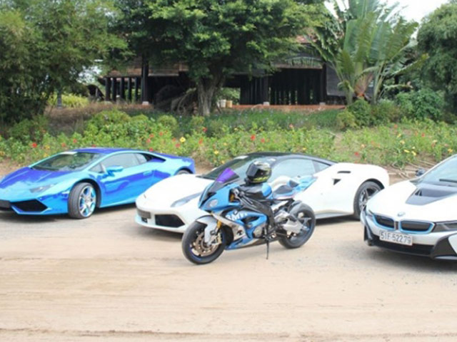 Thế giới xe - Siêu mô tô BMW đọ dáng bên 3 siêu xe ôtô tiền tỷ