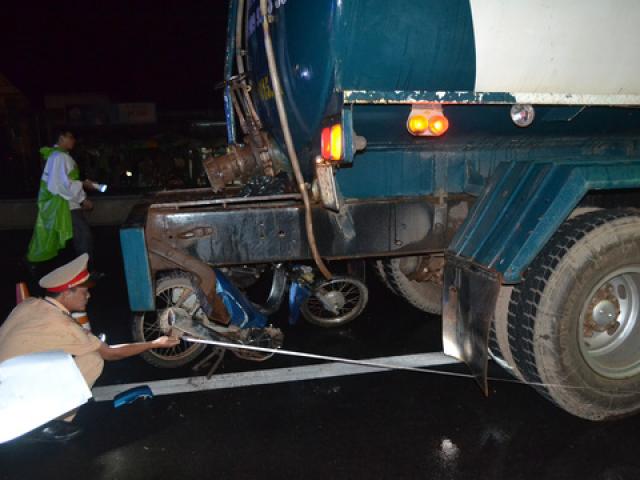 Tin tức trong ngày - Xe máy tông xe bồn, 2 thanh niên tử vong tại chỗ