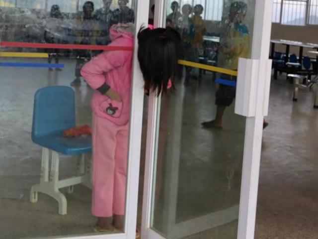 Phi thường - kỳ quặc - Bé gái TQ kẹt cứng đầu trong khe hẹp giữa 2 cửa kính