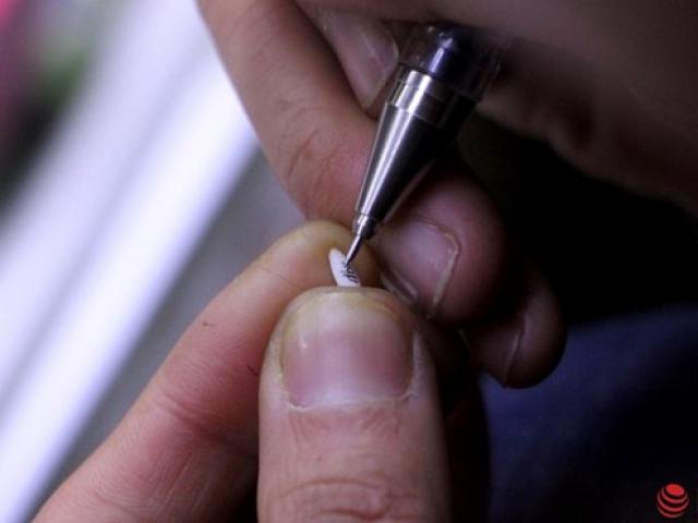 Tin tức trong ngày - Độc đáo viết chữ lên hạt gạo ở chợ đêm Đà Lạt