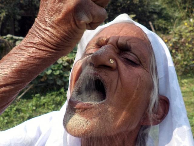 Phi thường - kỳ quặc - Cụ bà Ấn Độ 78 tuổi ăn 2kg cát mỗi ngày để khỏe mạnh