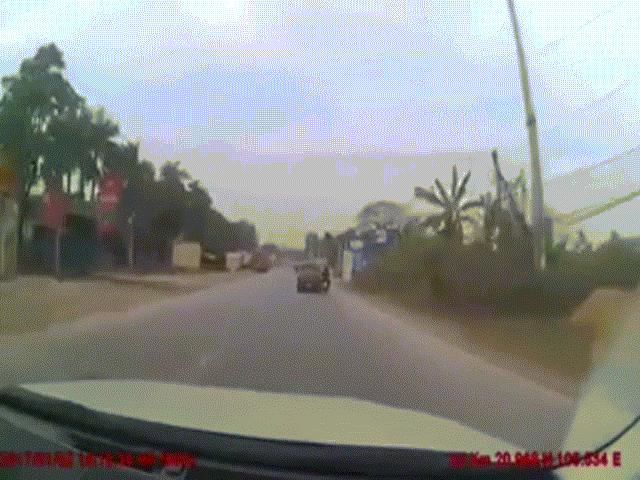 Tin tức trong ngày - Ô tô ép ngã hai người trên xe máy rồi phóng xe bỏ chạy