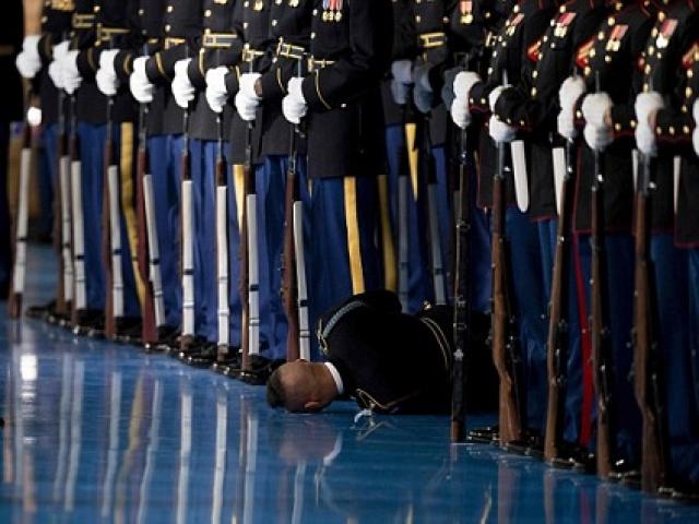 Lý do binh sĩ Mỹ "bỏ mặc" đồng đội ngất xỉu trước Obama