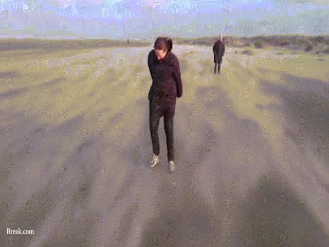 Phi thường - kỳ quặc - Gió mạnh giúp hai người "bay" trên bãi biển Hà Lan