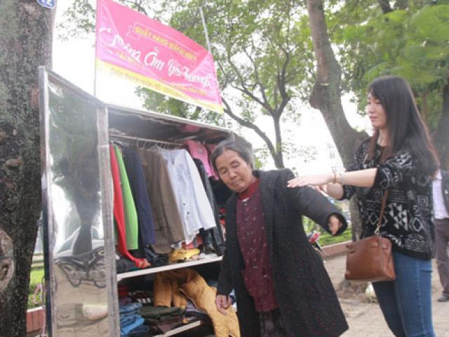 Tin tức trong ngày - Chùm ảnh: "Tủ quần áo di động" cho người nghèo