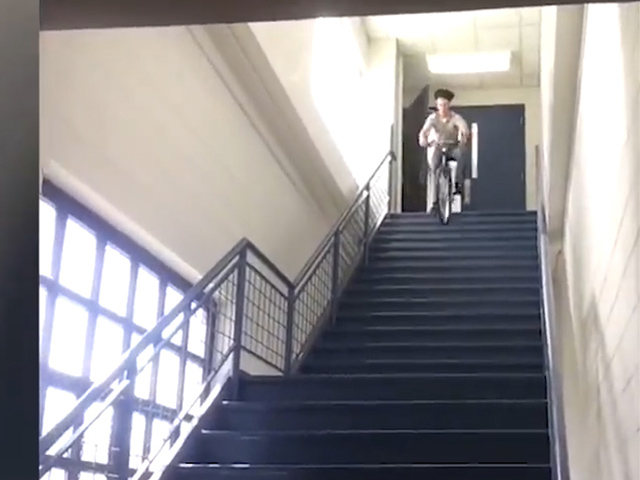 Video Clip Cười - Clip: Cái kết cực thốn cho các chàng thích "thể hiện"