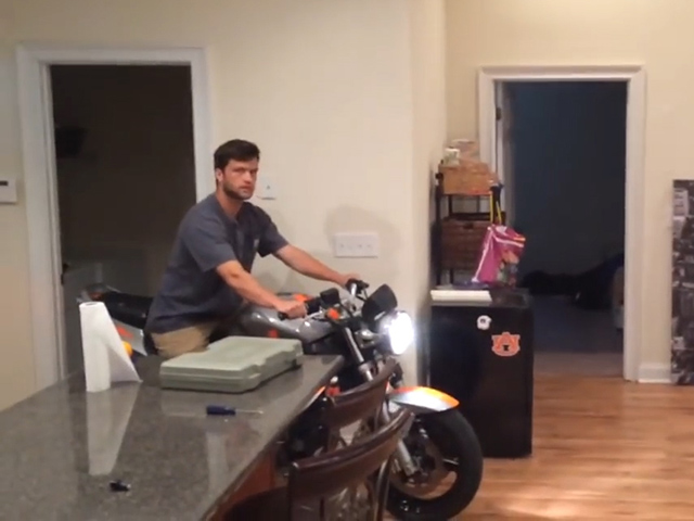 Video Clip Cười - Clip hài: Tay lái cừ khôi khoe tuyệt kỹ ở... trong nhà