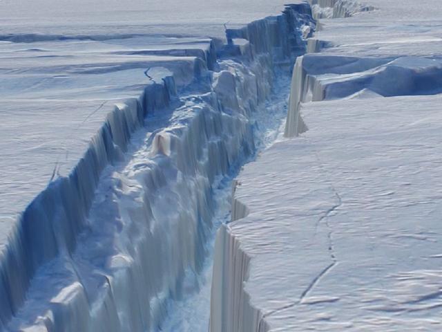 Núi băng lớn bằng một quốc gia sắp tách rời khỏi Nam Cực