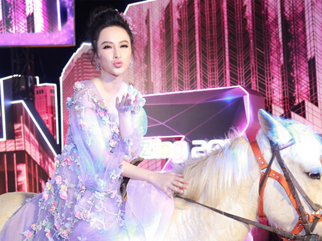Ca nhạc - MTV - Angela Phương Trinh kiêu kỳ cưỡi ngựa trên thảm đỏ