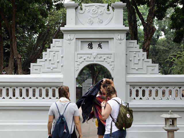 Tin tức trong ngày - Ngỡ ngàng Văn Miếu Quốc Tử Giám "khoác màu áo mới"