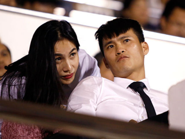 Bóng đá - Clip vợ chồng Công Vinh-Thủy Tiên “cháy hết mình” trên sân