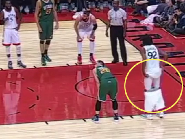 Thể thao - Trò bẩn NBA: Tụt quần "yểm bùa" khiến đối thủ hỏng ăn