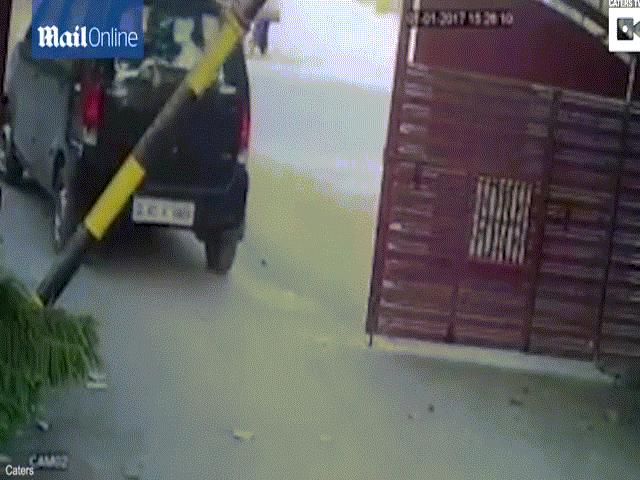 Phi thường - kỳ quặc - Thoát nạn thần kỳ dù bị 2 ô tô tông mạnh nghiến chặt