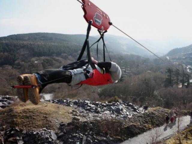Thể thao - Thót tim: "Bay" 160km/h trên dây cáp dài nhất châu Âu